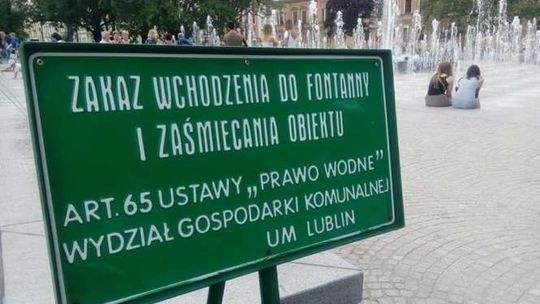 Fontanna na pl. Litewskim: Zakazali nie tylko kąpieli, ale i wchodzenia. Są tabliczki