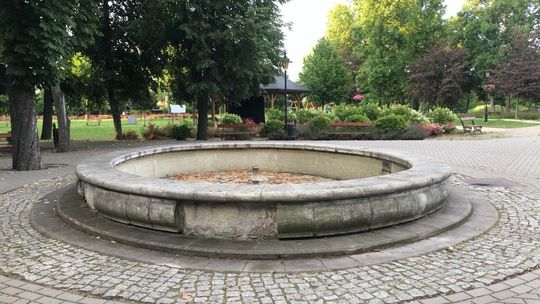 Fontanna nie działa już kilka lat. Radny chce ją zasypać i posadzić kwiaty
