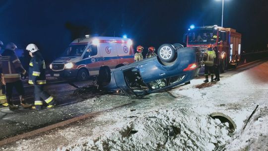 Ford dachował. Pasażerką była ciężarna kobieta  