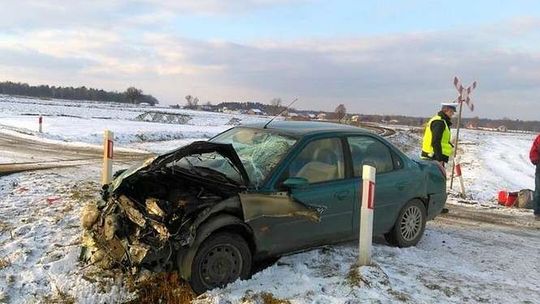 Ford wjechał pod pociąg pospieszny relacji Rzeszów-Warszawa [zdjęcia]