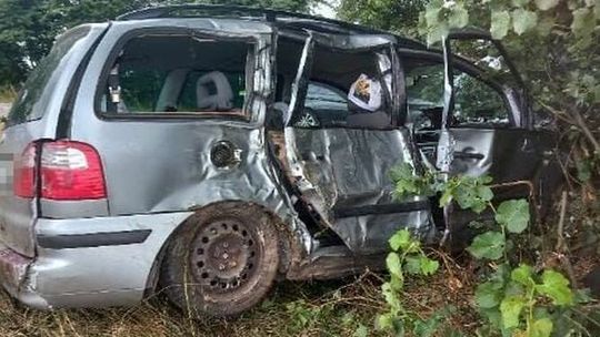 Ford zjechał z drogi i uderzył w drzewo. Śmiertelny wypadek na drodze krajowej