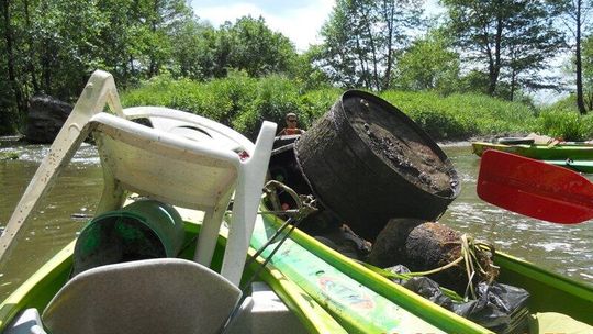 Fotele, krzesła, wózki. Co jeszcze można wyłowić z Bystrzycy?