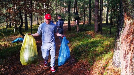 Fotopułapką w śmieciarzy. Porządek w lesie zrobili sami 