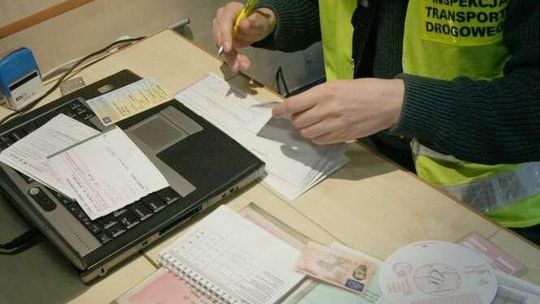 Fotoradar złapał go 229 razy. Pirat drogowy zasłania twarz, pokazuje środkowy palec