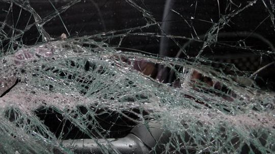 Frampol: Wandal powybijał szyby w restauracji