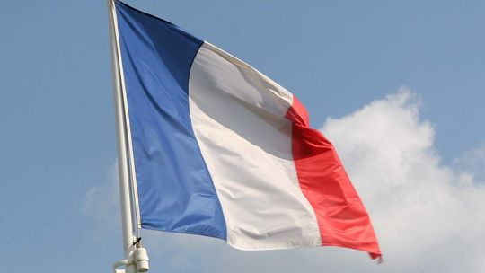 Francja zawiesza większą część współpracy wojskowej z Rosją