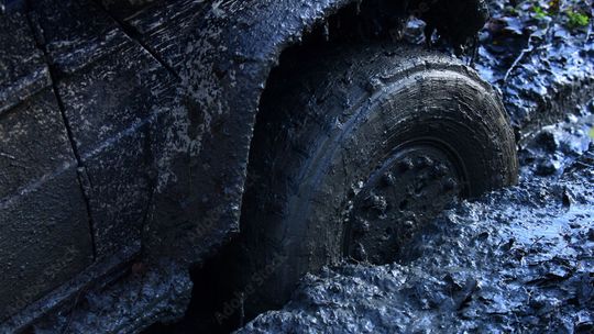 Francuzi słuchali nawigacji. Utknęli w błocie pod Zamościem