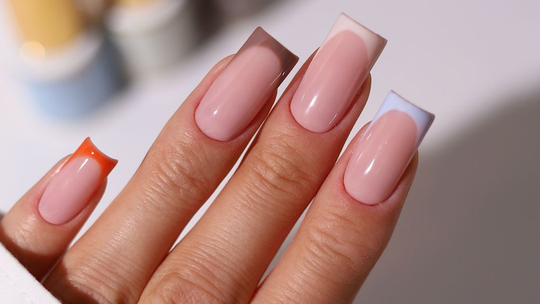 French w nowej odsłonie – kwadratowe paznokcie wracają do łask