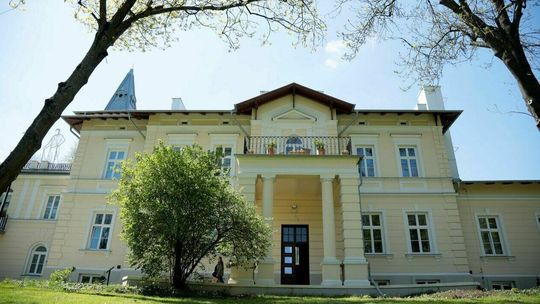 Freski i mozaiki zostały. Pałac w Jastkowie już po wielkim remoncie. Zdjęcia