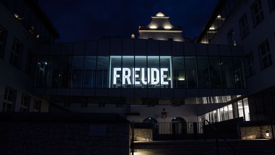 Freude znaczy radość. Symboliczny neon w kazimierskiej szkole