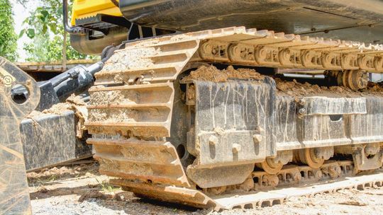 Frezarka gąsienicowa czy kołowa? Jak dobór technologii napędu determinuje rentowność i tempo prac drogowych Frezarka gąsienicowa czy kołowa? Jak dobór technologii napędu determinuje rentowność i tempo prac drogowych