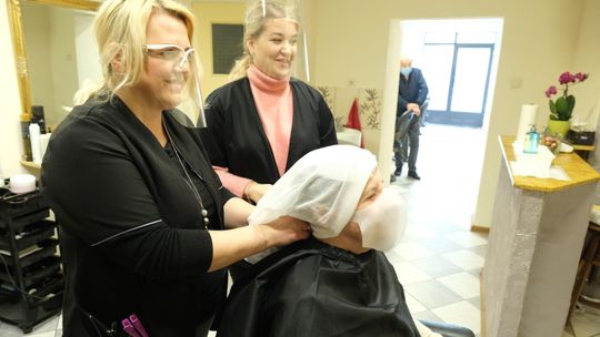 Fryzjerzy i kosmetyczki z Lublina mają pełne ręce roboty. Niektórzy będą pracować nawet 7 dni w tygodniu