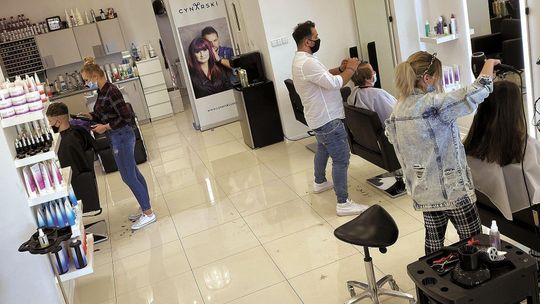 Fryzjerzy w Puławach wydłużyli godziny pracy. Bo są kolejki
