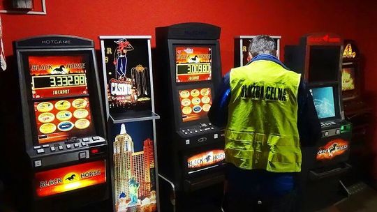 Funkcjonariusze Krajowej Administracji Skarbowej skonfiskowali 15 nielegalnych automatów do gier