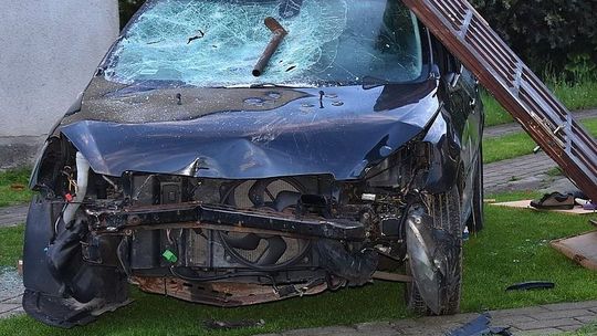 Furiat z siekierą rzucił się na policjantów. Wcześniej rozbił szyby w aucie, zniszczył mieszkanie