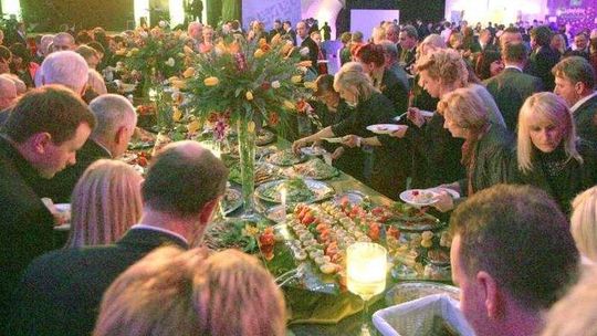 Gala Ambasadorów za 300 tys. zł: Perliczki na stole, Urbańska na scenie