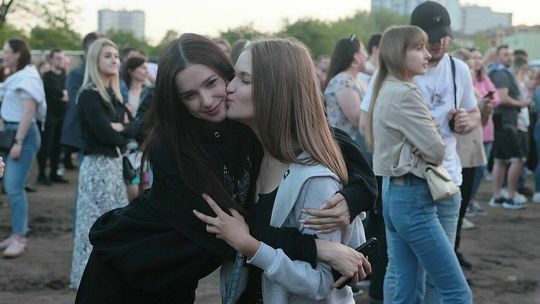 "Galácticos". Pod sceną tłumy, na scenie Julia Wieniawa i Mrozu. Zdjęcia