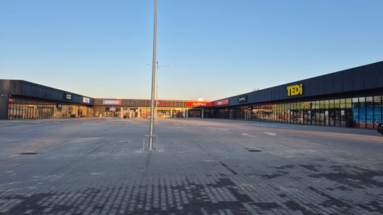 Nowo otwarte centrum handlowe KP Park w Tomaszowie Lubelskim znalazło się w środku poważnego sporu prawnego. Wydane wcześniej pozwolenie na jego budowę zostało niedawno unieważnione przez wojewodę lubelskiego, który wskazał na rażące naruszenie przepisó
