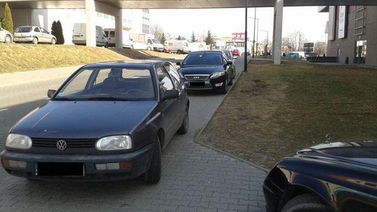 Galeria Olimp: Kierowcy mają parking, a zastawiają chodniki