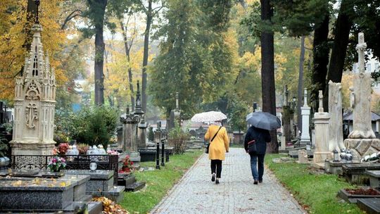 „Galeria sztuki na świeżym powietrzu”. Najstarszy cmentarz w Lublinie skrywa wiele perełek