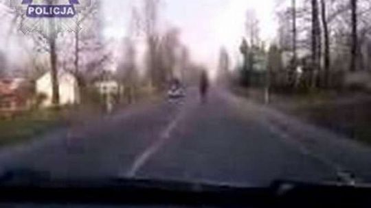 Galop środkiem drogi krajowej. Klacz złapana po pościgu