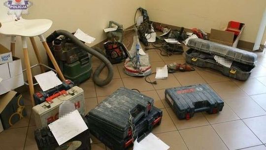 Garaż na Tatarach wypełniony kradzionym sprzętem budowlanym