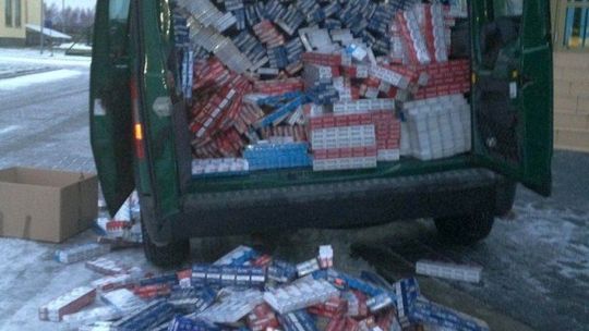 Garaż wypełniony po brzegi papierosami