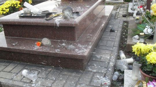Garbów: Zniszczyli kwiaty i znicze na cmentarzu (zdjęcia)