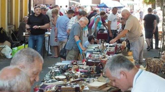 Garnki, książki, obrazy, a może ozdobna strzelba? Trwa giełda staroci w Lublinie