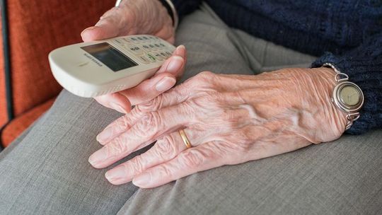 Garnki za kilka tysięcy, "lepsze" umowy na prąd. Naciągacze nadal "łupią" seniorów