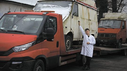 Gdy deszcz moczył pacjenta, a kroplówka jeździła na zewnątrz. Wirtualne muzeum karetek nastolatka z Chełma. 