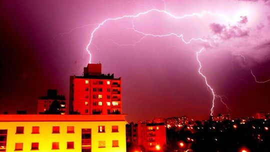 Gdy gromy biją z nieba: Co robić podczas burzy?