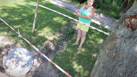 Gdy popada mają śmierdzące bajoro przed blokiem. "Żyjemy jak w oczyszczalni ścieków"