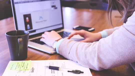 Gdzie czytać artykuły naukowe dostępne online?