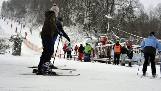 Gdzie na narty w woj. lubelskim? Te stoki narciarskie działają [ceny, trasy, godziny]