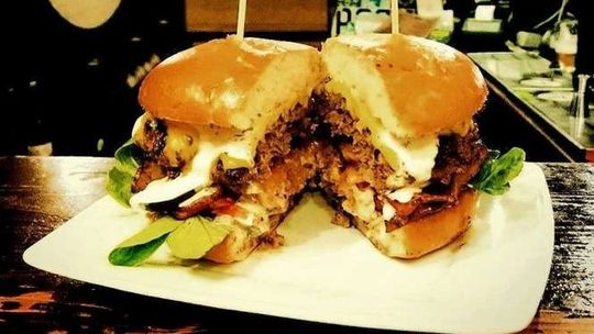 Gdzie warto się wybrać na stek, a gdzie na burgera w Lublinie?