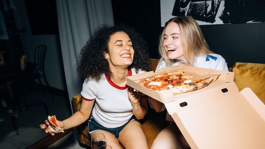 Gdzie zjeść pizzę ze znajomymi po zajęciach - sprawdzone miejsce dla grupy