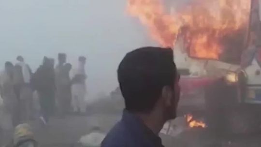 Gęsta mgła przyczyną tragedii. W zderzeniu furgonetki z autobusem zginęło 13 osób, a 15 zostało rannych