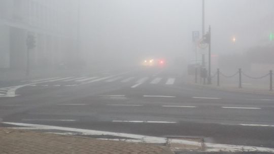 Gęsta mgła utrudnia ruch w Lublinie, duże opóźnienia komunikacji miejskiej. Śliskie drogi, kierowcy pytają: gdzie są drogowcy?