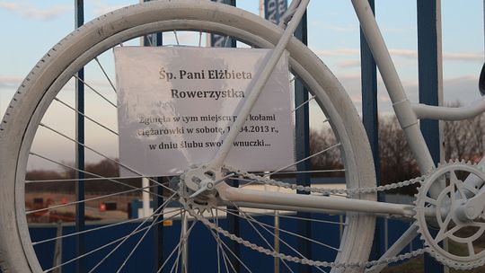 \"Ghost bike” ku pamięci tragicznie zmarłej rowerzystki (wideo, zdjęcia)