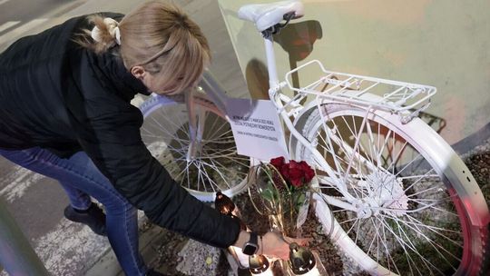 Ghost bike – ku pamięci zmarłego rowerzysty.