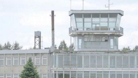 Giełda rolnicza na pasie startowym lotniska