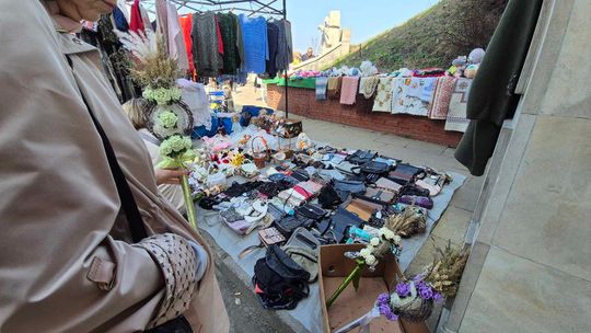 Giełda staroci. Krówki od kandydata i niemieckie żołnierzyki z lat 30.