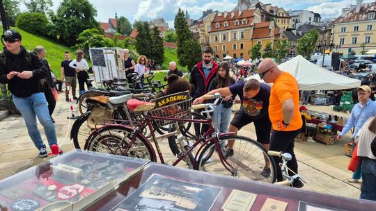 Giełda staroci w Lublinie. Mydło „Kajtek” i reklamówki z Pewexu