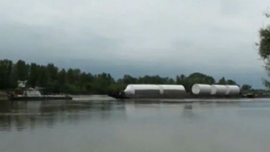 Gigantyczne kadzie transportowane Wisłą do Afryki (wideo)
