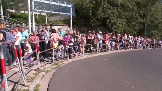 Gigantyczne kolejki na Giewont. Czekało kilkaset osób (wideo)