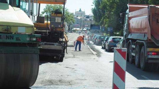 Gigantyczne korki na al. Solidarności. Drogowcy kładą nową nawierzchnię