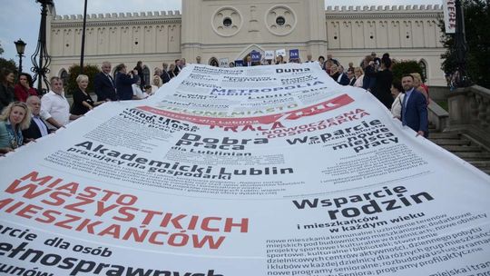 Gigantyczny baner na schodach Zamku. Kandydat na prezydenta Lublina spisał obietnice