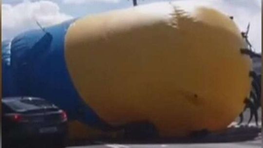 Gigantyczny Minionek zablokował drogę w Dublinie (wideo)
