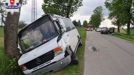 Gimbus zderzył się z audi i zatrzymał na drzewie. Trzy osoby trafiły do szpitala